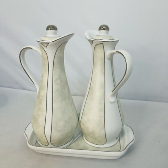 D'Lusso Home Collections White Silver Oil & Vinegar Plate Set Excellent conditio - Picture 1 of 10